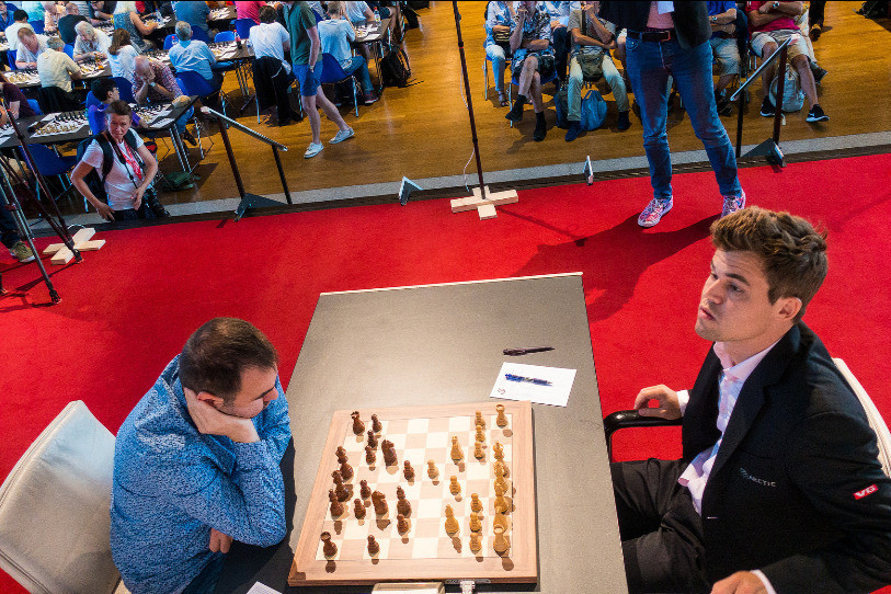 La partie entre Carlsen (à d) et Mamedyarov a été très suivie. (Image: Simon Bohnenblust - International Chess Festival Biel)