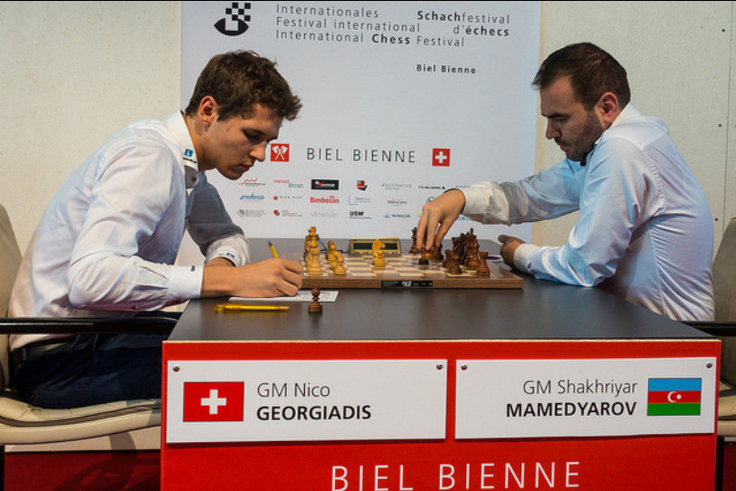 La partie entre Nico Georgiadis (à g) et Shakhryiar Mamedyarov. (Photo: Simon Bohnenblust / Biel Chess Festival)