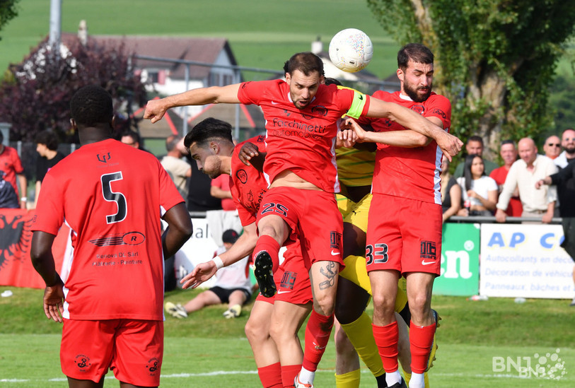 Le capitaine Pascal Lachat (au centre) et ses coéquipiers vont tenter de faire douter Neuchâtel Xamax, pensionnaire de Challenge League. (Photo : archives Georges Henz)