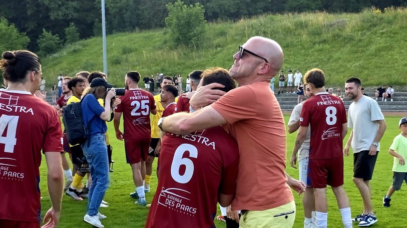 Benjamin Jaggi a pu laisser évacuer la pression après le coup de sifflet final, en enlaçant son capitaine José Rafael Garcia Lima.