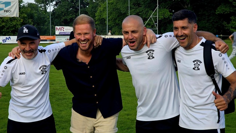 Bastian Nicoud (au centre à gauche) vivait sa dernière sur le banc du FC Saint-Blaise.