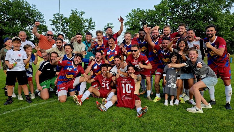 Le FC Saint-Blaise fête son titre de champion de 2e ligue neuchâteloise.