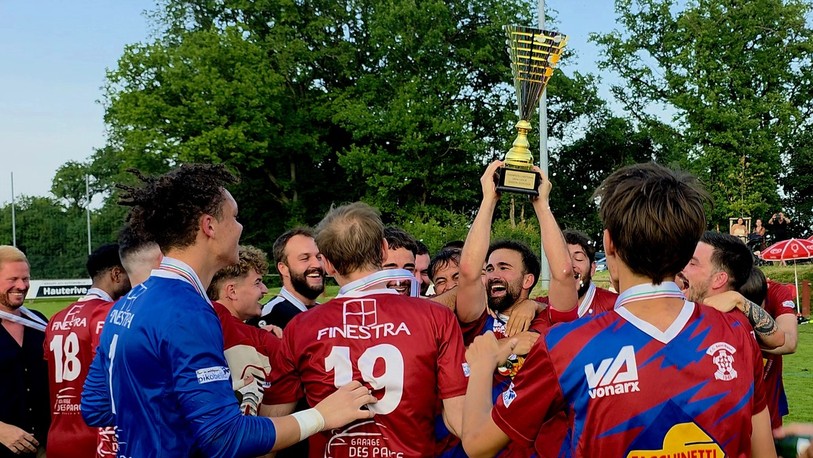 Le trophée de 2e ligue neuchâteloise dans les mains du capitaine saint-blaisois, José Rafael Garcia Lima.