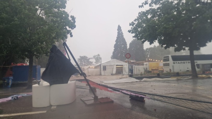 Des barrières et des tentes ont été renversées par les rafales.