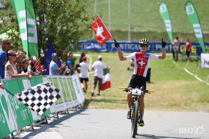 Alexandre Balmer a décroché le titre de champion d'Europe junior de cross-country au terme d'une course quasi-parfaite. (photo : Twitter UEC Cycling)