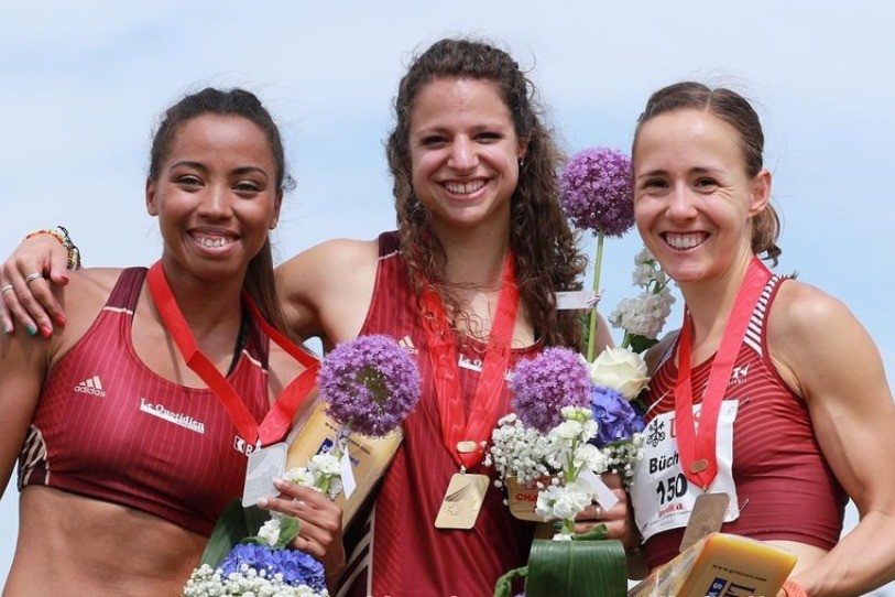 Fanette Humair (au centre) et Rachel Pellaud (à gauche) sont devenues inséparables dans les compétitions internationales depuis leur doublé aux championnats de Suisse 2018. (Photo : Christian Vernier)