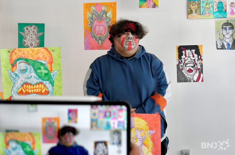 Gabi Romero parmi ses monstres dessinés.