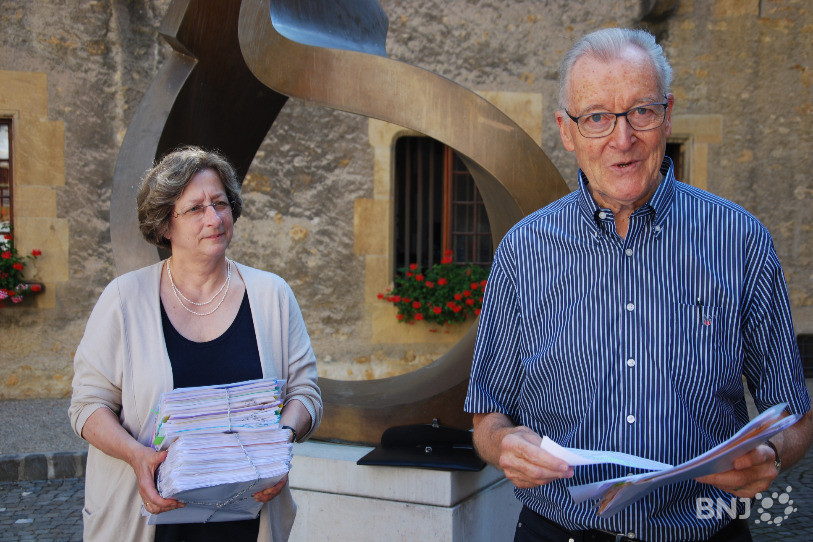 Georges Jeanbourquin a déposé ce matin la motion populaire « La Chrysalide: halte à la précipitation » à la chancellerie d'Etat.