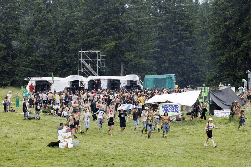 Les fêtards qui se sont installés à Malleray ont d'abord tenté leur chance à Soulce dans le Jura, sans succès. (Photo : KEYSTONE/Cyril Zingaro).