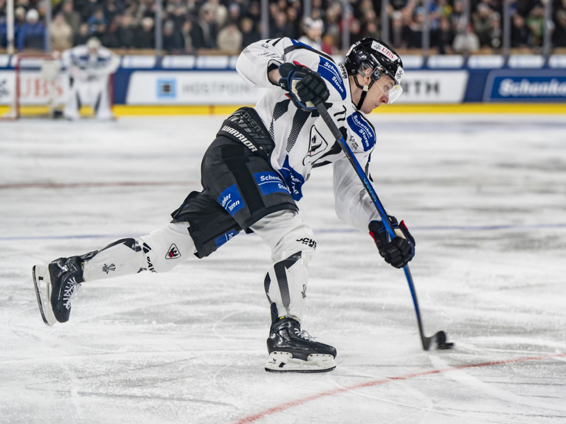 Killian Mottet va troquer le maillot de Fribourg-Gottéron pour celui du HC Ajoie. (photo : KEYSTONE/TIL BUERGY)