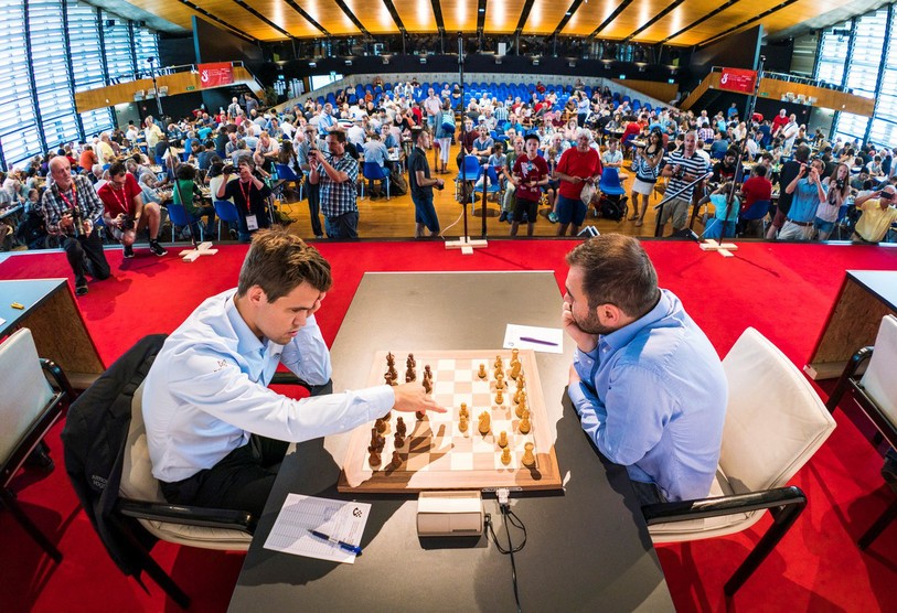 La rencontre entre le champion du monde Magnus Carlsen (à gauche) et le vainqueur du Tournoi des Grands Maîtres, Shakhryiar Mamedyarov, a été un des moments forts du Festival (photo : Festival international d'échecs de Bienne)