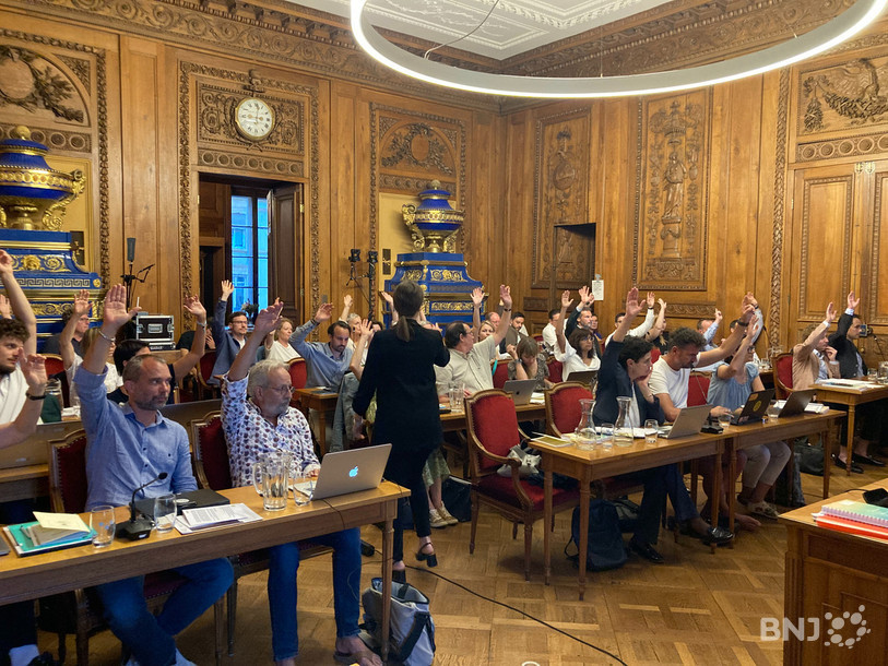 Toutes les mains se sont levées au moment du vote sur les comptes 2024 de la Ville de Neuchâtel lundi soir au Conseil général.