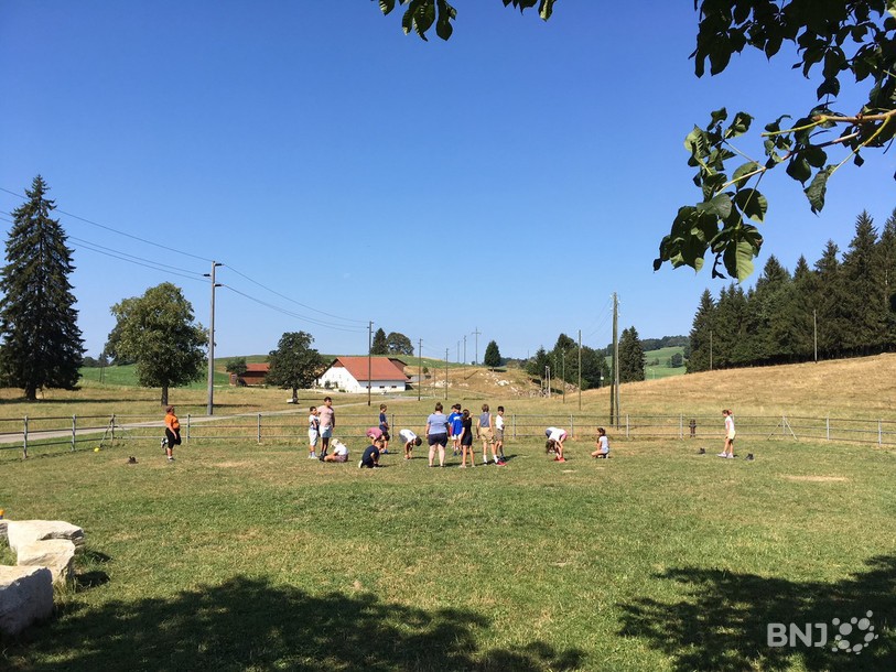 Parmi les activités au programme : une partie de foot improvisée dans les champs