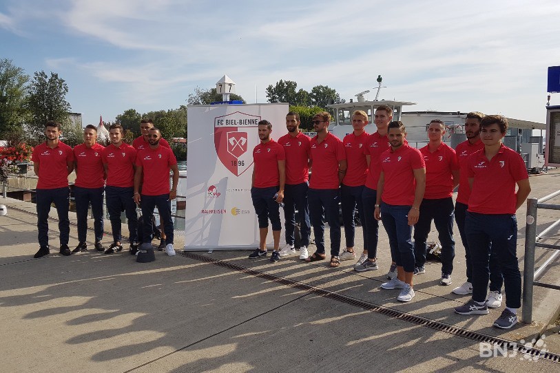 Une partie de l'effectif biennois lors de la présentation de l'équipe sur le port de Bienne.
