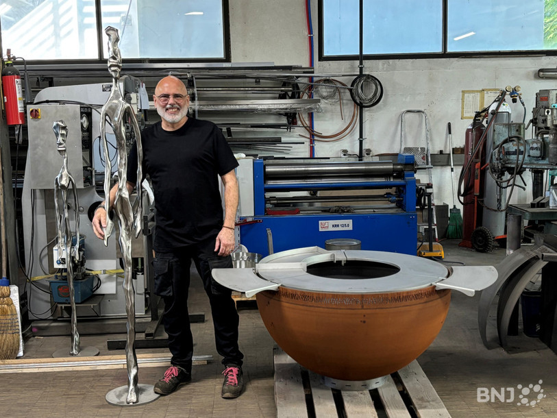 Damien Rais pose à côté d’Oscar, sa sculpture, et de son braséro. 