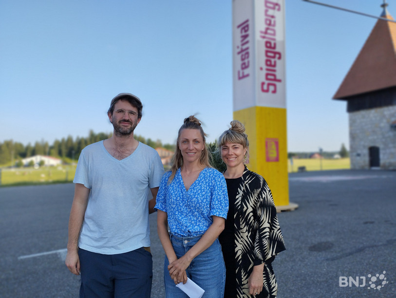 Louis de Ceunink, Laurence Maître et Fanny Wobmann devant la Halle-Cantine qui accueillera notamment la scène gratuite du Spiegelberg.