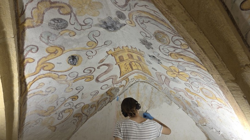 Dans la chapelle du Scapulaire, les décors peints recommencent doucement à voir le jour.