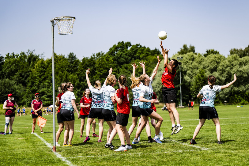 La balle à la corbeille figure parmi ces disciplines propres à la gym. (Photo : Keystone-ats)