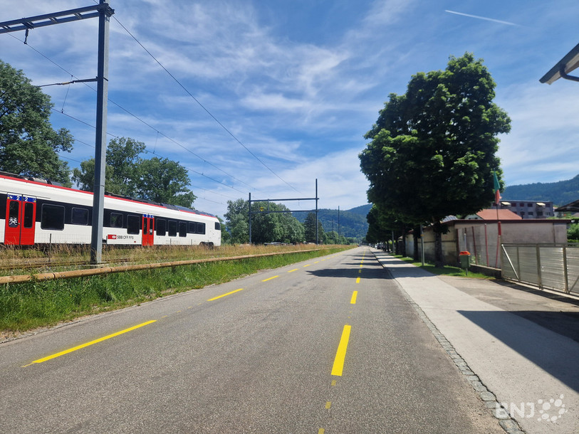 Les deux nouvelles bandes cyclables de la rue des Petits-Clos à Fleurier.