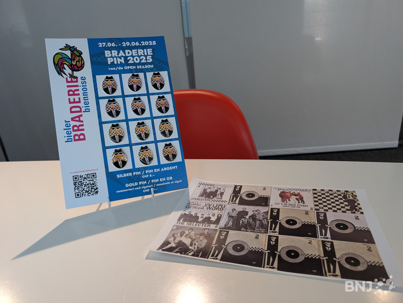 La formation biennoise EHC Spirit parcourra les rues pour vendre les fameux pin's de la Braderie biennoise.