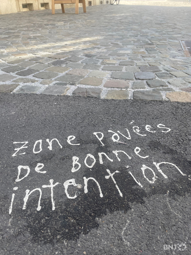 Un jeu de mots (et des fautes de grammaire...) à côté de la place du Marché de La Chaux-de-Fonds.