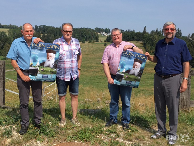 Jacques Bassang, de la SJE, Claude Kilcher, maire du Noirmont, Philippe Bouille, arrière-petit-neveu de Lucien Cattin et Paul Boillat, directeur de la SJE, présentent l'exposition en hommage au père Lucien Cattin