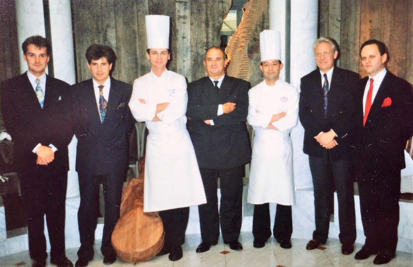 Une photo de la collection privée de Jean-Marc Soldati. Le chef de Sonceboz (à g.) accompagnait lors d’un voyage au Japon dans les années 90 les célèbres chefs Paul Bocuse (au milieu), Frédy Girardet (2e depuis la droite) et Joël Robuchon (à dr).
