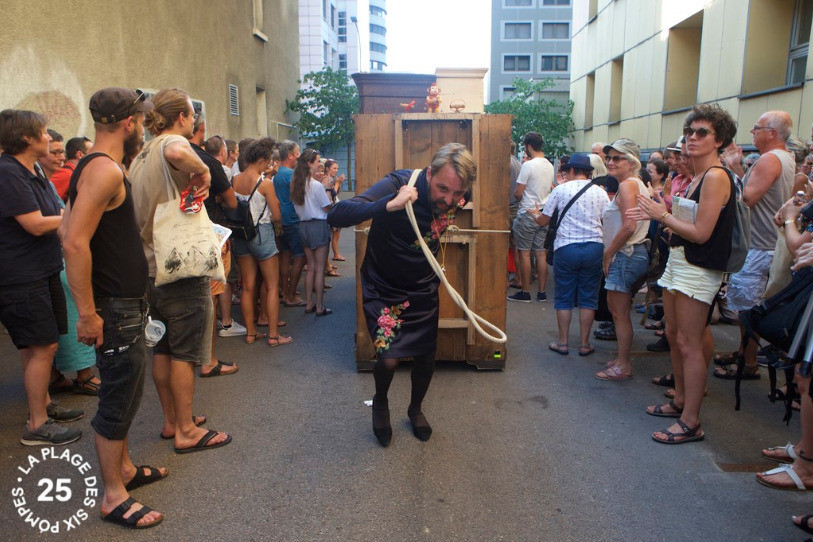 La compagnie L'outil de la ressemblance a adapté son travail pour le présenter dans la rue. Photo : Brigou.