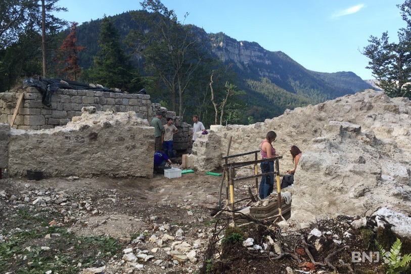 Il y a du travail sur le chantier de restauration des ruines du château de Rochefort