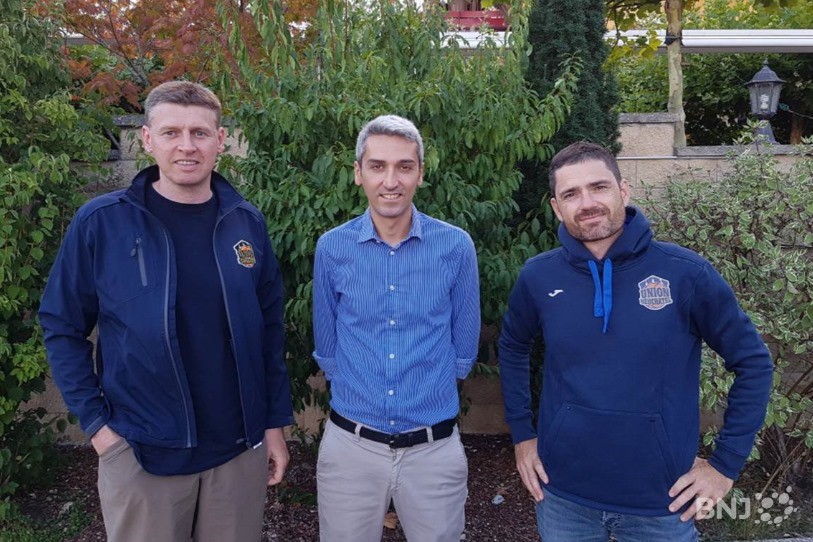 Paolo Povia (au centre) entouré du président du club Andrea Siviero (à gauche) et de David Borel, responsable du Mouvement Jeunesse.