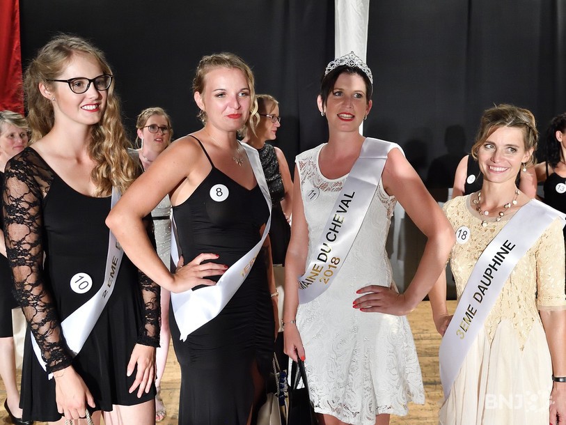 Amandine Mottet (3ème en partant de la gauche), entourée de ses dauphines, Annabelle Boillat, Mélissa Hadorn et Fabienne Donnay.
