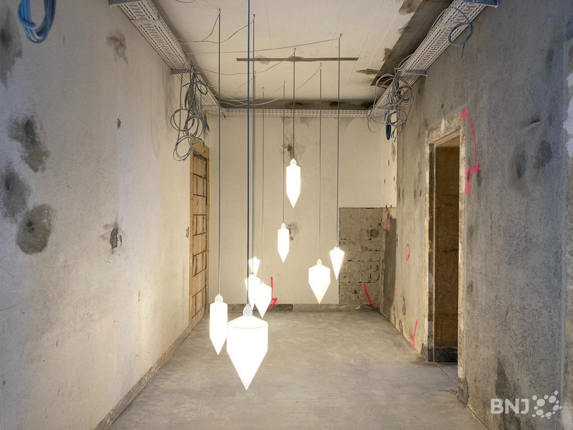 L'une des installations de l'exposition revisite le concept de fil de plomb. 