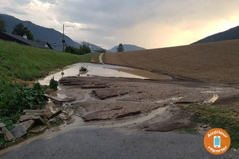 Une route a été endommagée par l'orage de mercredi soir à Crémines.