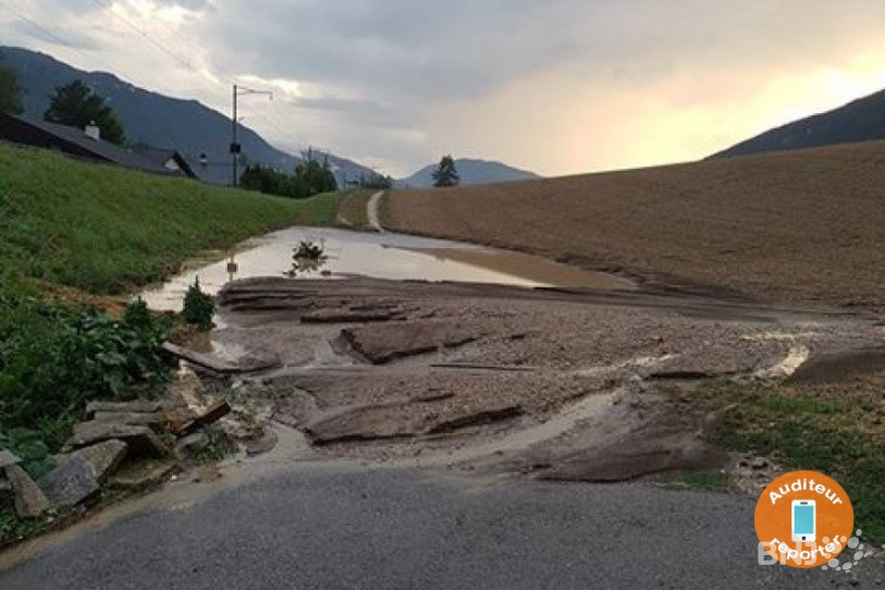 Une route de campagne a été endommagée par l'orage de mercredi soir à Crémines