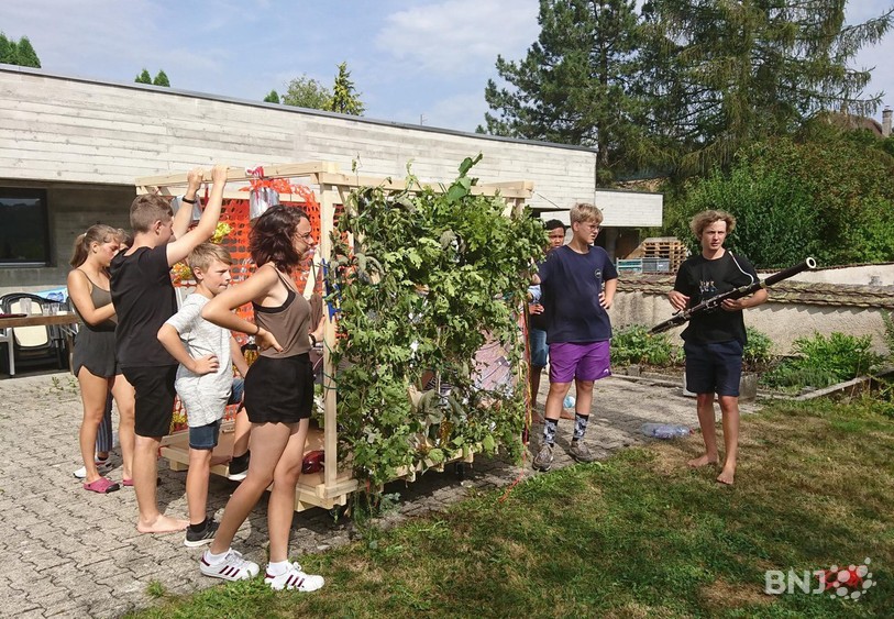 Les participants habillent à leur manière cinq cubes de bois durant cette semaine consacrée aux liens entre musique et architecture
