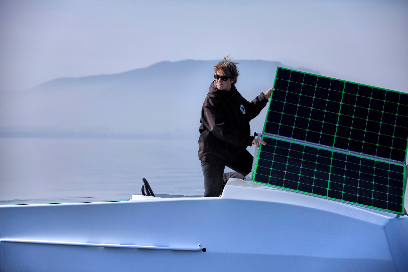 Anne Quéméré sur son bateau solaire Icade lors de son test dans le lac de Neuchâtel (Crédit : CSEM).