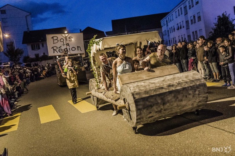 Le Corso fleuri de la Fête des Saisons attire toujours la foule comme lors de l'édition 2017. (photo: archives)