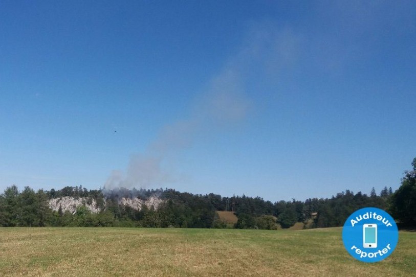 Aucune route ne permet aux pompiers d'accéder à la zone touchée, un hélicoptère a été engagé