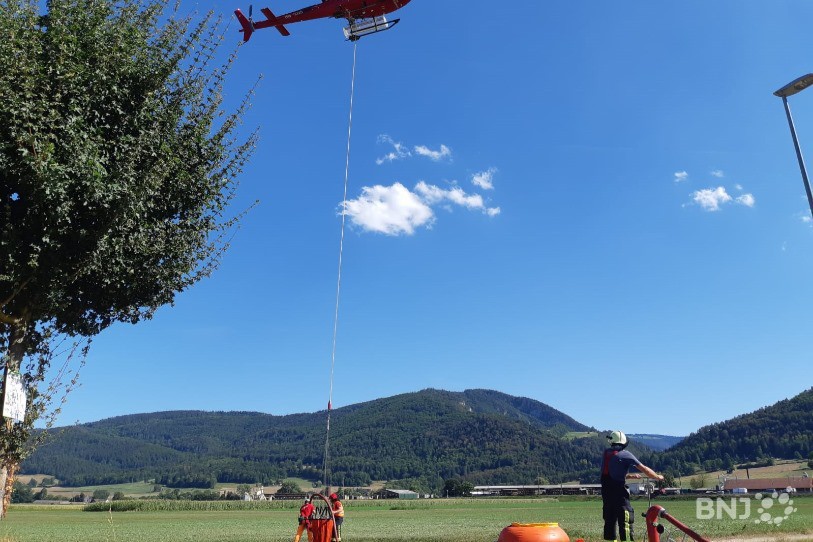 L'hélicoptère effectue des allers-retours incessants entre le site sinistrée et Glovelier