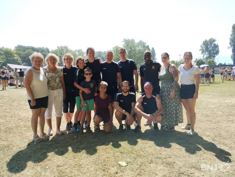 Les membres de la FSG Courroux-Courcelon et leurs supporters sur le site de la Fête fédérale de gym à Dorigny.