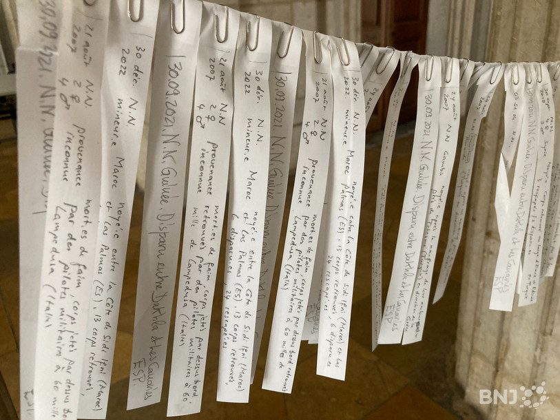 Ces nombreuses banderoles visent à rendre hommage aux personnes migrantes décédées avant d'avoir trouvé un pays d'accueil. 