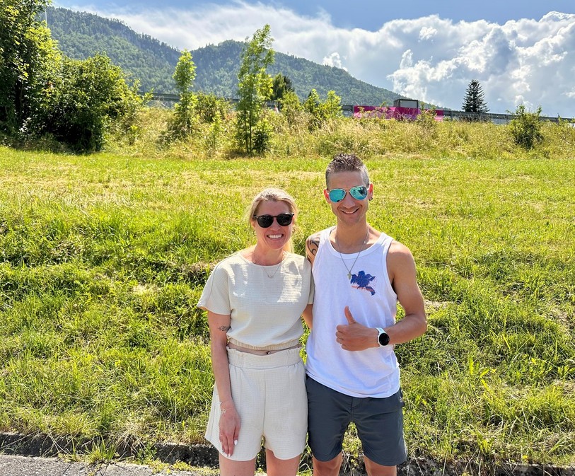 Vanessa Aellig et Michaël Morand posent au pied de la montagne après avoir gravi Moutier-Graitery.