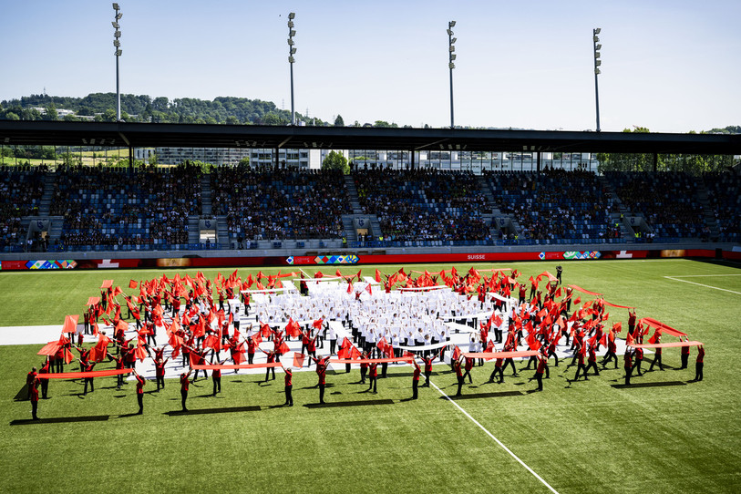 La cérémonie de clôture de la 77e Fête fédérale de gymnastique s'est tenue dimanche au stade de la Tuilière à Lausanne. (Photo: KEYSTONE/Jean-Christophe Bott)