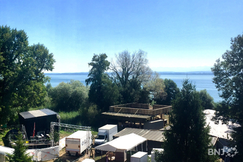 On aperçoit la grande structure en bois de 13 mètres sur 18 en face de la scène