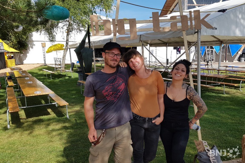 David, Mirsada et Jeniffer, trois bénévoles qui enchaînent les jours entre la Plage des Six Pompes et le Rock altitude festival.