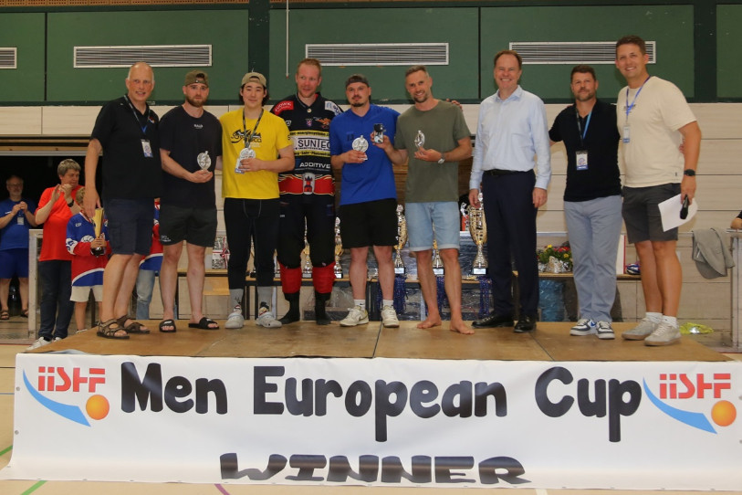 Le joueur du SHCR Arnaud Neukomm (t-shirt bleu, au centre) a été nominé dans la all star team. (Photo : SHCR.)