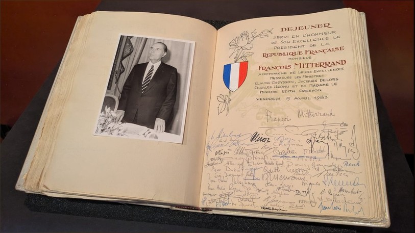 Livre d'or à découvrir pendant l'exposition signé par l'ancien président François Mitterrand lors de sa visite à Neuchâtel le 15 avril 1983.