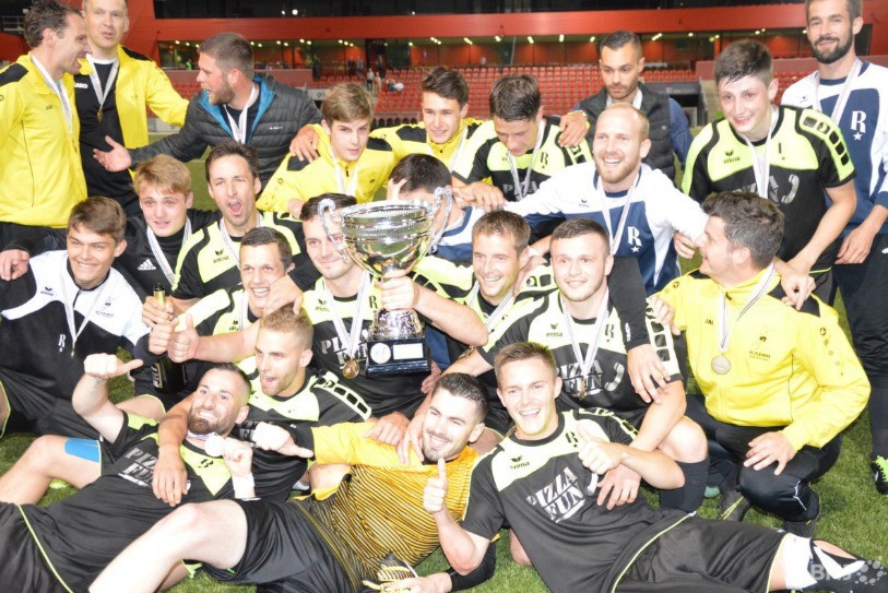 Le FC Fleurier, ici après avoir remporté la finale de la Coupe neuchâteloise, s'est qualifié pour les 16es de finale de la Coupe de Suisse.