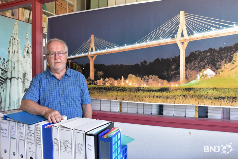Bernard Houriet est le directeur du bureau d'ingénieurs GVH. Il pose ici devant le pont de la Poya, à Fribourg.