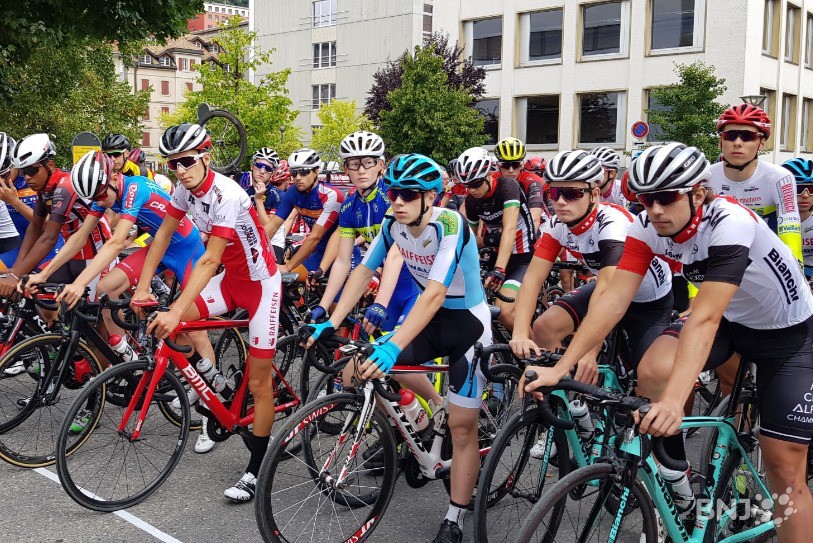 Les cyclistes au départ de la 46e édition de la course de côte Le Locle-Som-Martel.